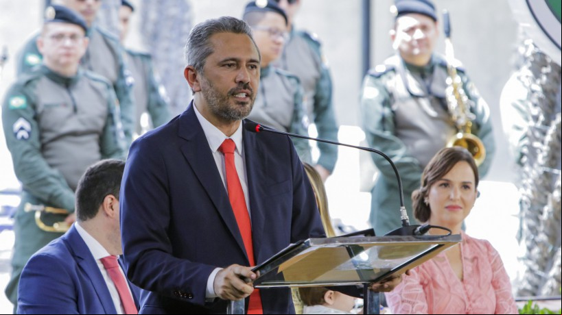 Elmano de Freitas (PT) ao tomar posse, com policiais ao fundo
