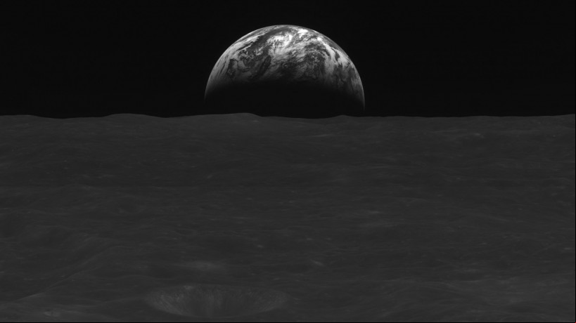 Esta imagem tirada em 31 de dezembro de 2022 e fornecida pelo Korea Aerospace Research Institute (KARI) em 3 de janeiro de 2023 mostra uma imagem em preto e branco da superfície lunar e da Terra tirada pelo orbitador lunar sul-coreano Danuri depois de atingir a lua órbita. O primeiro orbitador lunar da Coréia do Sul, Danuri, enviou fotos em preto e branco da superfície da Lua e da Terra, informou o centro espacial nacional em 3 de janeiro