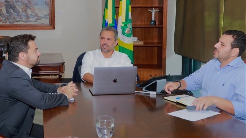 Secretário da Segurança Pública e Defesa Social, Samuel Elânio, e o secretário-chefe da Casa Civil, Max Quintino, reunidos com o govennador Elmano de Freitas (PT)