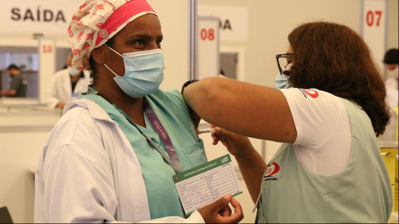 Vacinação contra Covid-19 aos profissionais da saúde do Hospital das Clínicas, no Centro de Convenções Rebouças