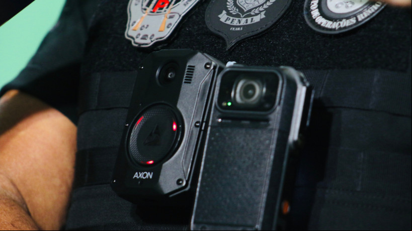 Câmera corporal em policial