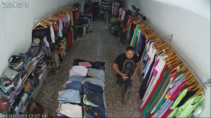 Homem invadiu loja e atirou contra a ex-companheira dele, mas a bala acertou o pai da vítima