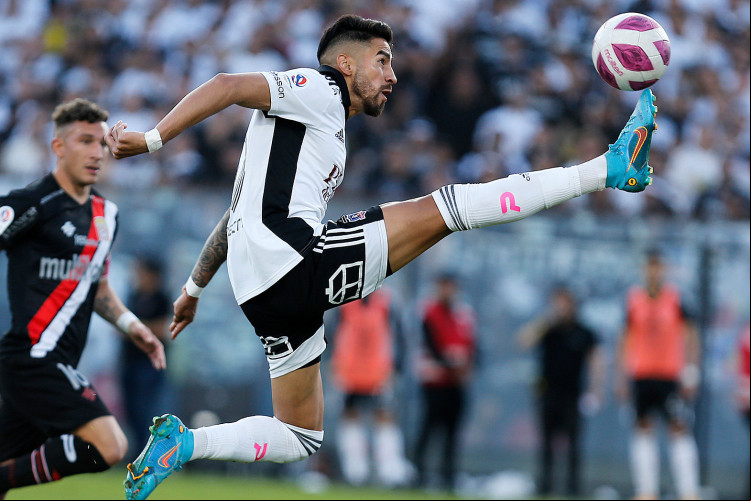 Atacante Juan Martín Lucero em jogo do Colo-Colo pelo Campeonato Chileno Atacante Juan Martín Lucero em jogo do Colo-Colo pelo Campeonato Chileno