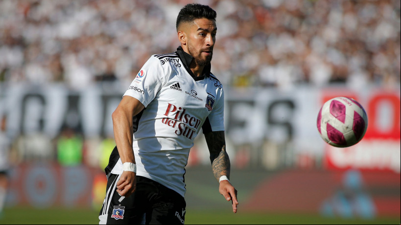 Atacante Juan Martín Lucero em jogo do Colo-Colo pelo Campeonato Chileno