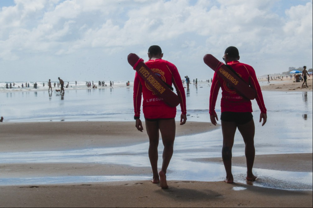 FORTALEZA, CEARÁ, 07-01-2023: Movimentação na Praia do Futuro em período de férias, com fiscalização dos Salva Vidas buscando previnir casos de afogamento e demais ocorrências no mar. (Foto: Fernanda Barros/ O Povo) FORTALEZA, CEARÁ, 07-01-2023: Movimentação na Praia do Futuro em período de férias, com fiscalização dos Salva Vidas buscando previnir casos de afogamento e demais ocorrências no mar. (Foto: Fernanda Barros/ O Povo)
