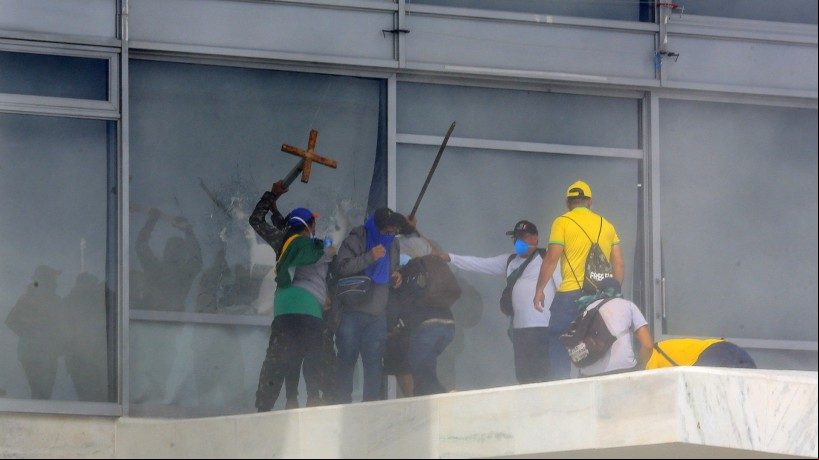 Apoiadores de Bolsonaro quebram janelas e invadem o Palácio do Planalto nos ataques golpistas de 8 de janeiro de 2023