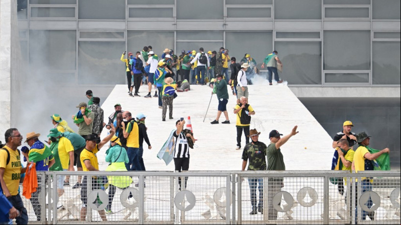  Manifestantes golpistas bolsonaristas invadiram e depredaram os prédios dos três Poderes
