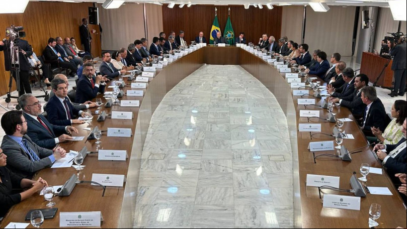 O presidente Lula em reunião com os governadores para debater a redução de ações extremistas pelo país