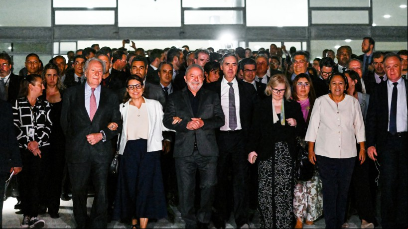Lula, governadores e ministros do STF cruzaram a pé a Praça dos Três Poderes