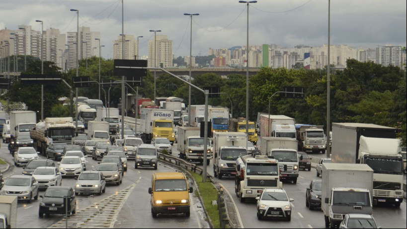 Trânsito e risco de alagamentos na marginal Tietê.