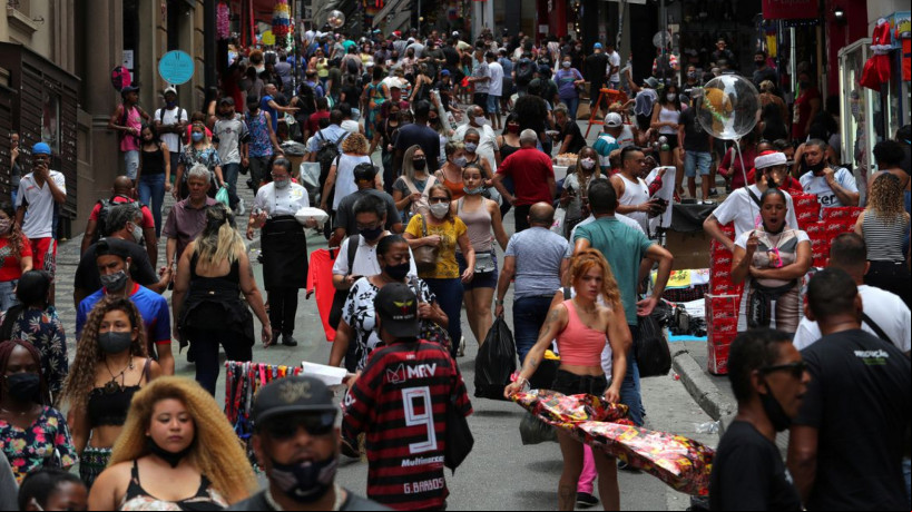 People walk at a popular shopping street amid the coronavirus disease (COVID-19) outbreak in Sao Paulo, Brazil December 15, 2020. Picture taken December 15, 2020. REUTERS/Amanda Perobelli
