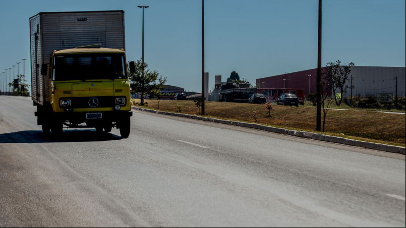 BRASÍLIA, DF, BRASIL, 01-07-2014, 11h30: Caminh'oes trafegam pela BR-040. (Foto: Marcelo Camargo/Agência Brasil)