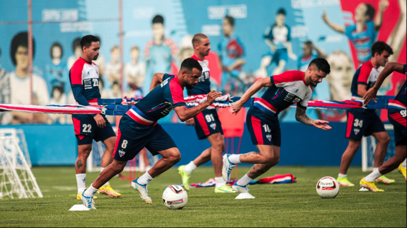 Jogadores fazem trabalho físico em treino do Fortaleza no Centro de Excelência Alcides Santos, no Pici