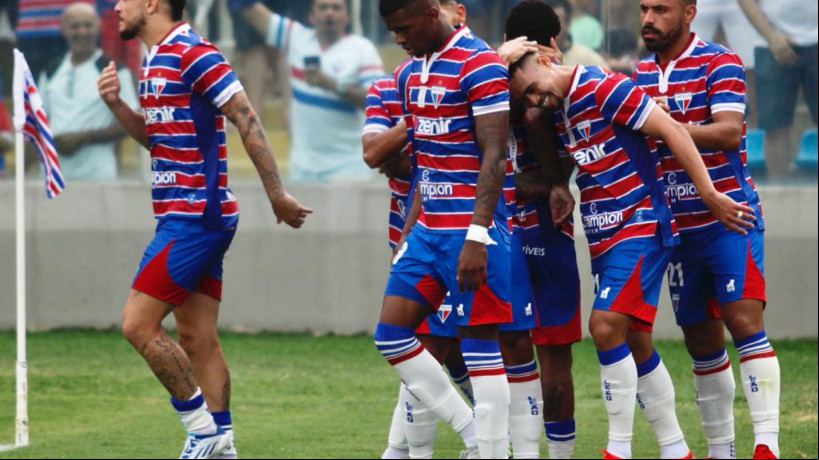 Jogadores do Fortaleza comemorando gol marcado contra o Iguatu, no PV, pelo Campeonato Cearense