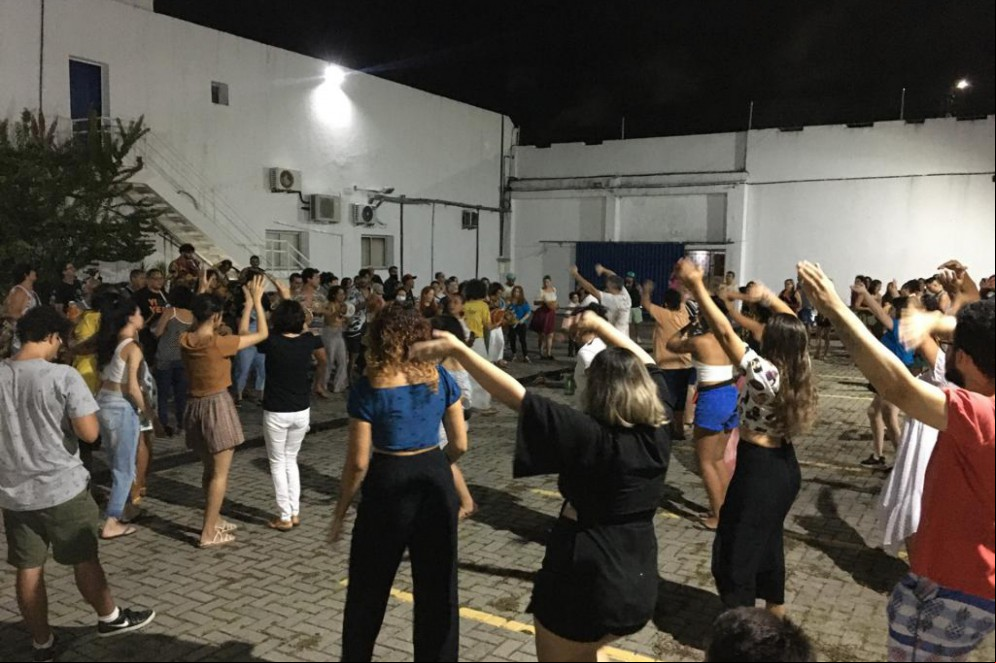 Antigas e novas gerações se misturam em ritmo de celebração da cultura popular para abrir alas a um ciclo carnavalesco de alegria e paz