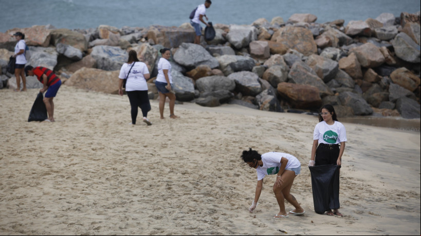 FORTALEZA, CE, BRASIL, 15.01.2023:Mutirão de limpeza da praia de Iracema.