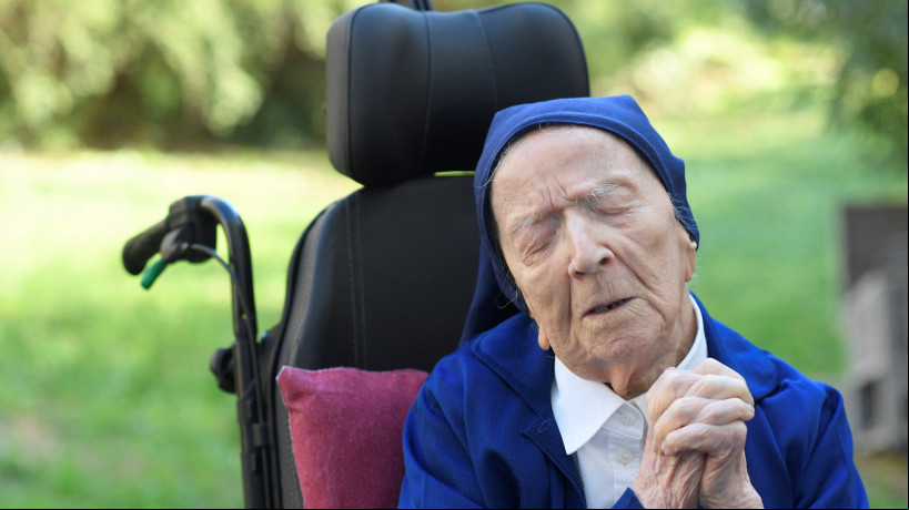 Nesta foto de arquivo tirada em 10 de fevereiro de 2021, Irmã André, Lucile Randon no registro de nascimento, a mais velha cidadã sa e europeia, reza em uma cadeira de rodas, às vésperas de seu aniversário de 117 anos, em um EHPAD (Estabelecimento Habitacional para Dependentes Idosos) em Toulon, sul da França, onde vive desde 2009. A pessoa mais velha conhecida do mundo, Lucile Randon, conhecida como irmã André, morreu aos 118 anos, disse seu porta-voz em 17 de janeiro de 2023. Randon nasceu no sul França em 11 de fevereiro de 1904, quando ainda faltava uma década para a Primeira Guerra Mundial