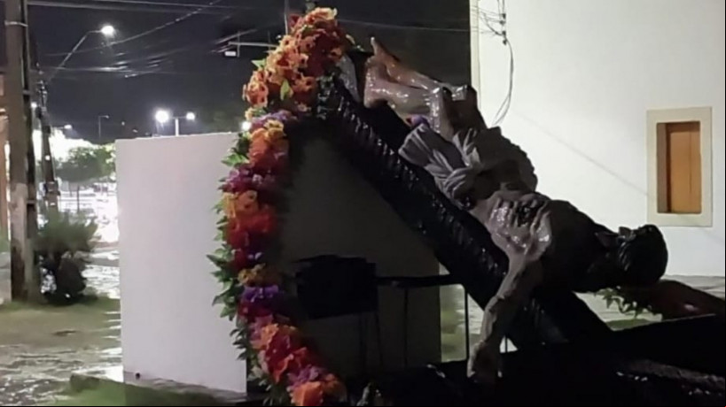 Chuva derruba imagem de Senhor do Bonfim em Icó