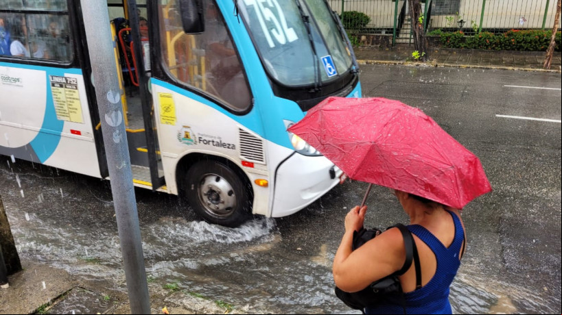 Chuva na avenida Monsenhor Tabosa, em Fortaleza, na manhã desta quarta-feira, 18 de janeiro