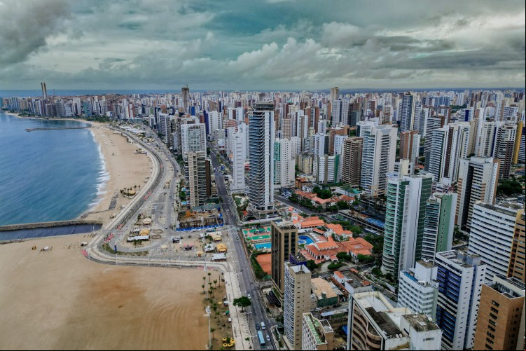 Imagem aérea do bairro Meireles, em Fortaleza, com céu com nuvens carregadas