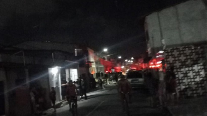 Foto registrando a movimentação na rua Geraldo Avelino Ferreira, no bairro Pajuçara, em Maracanaú, após o assassinato de Raimundo Wyllemy Souza Lima