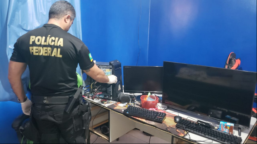 PF apreendeu materiais na casa do suspeito