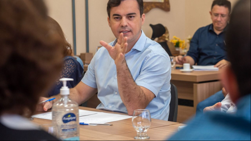  Wagner em reunião com o prefeito Roberto Pessoa e a equipe técnica da Saúde de Maracanaú