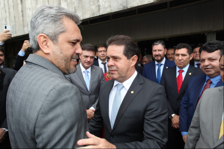 Elmano de Freitas, governador, recebido por Evandro leitão, presidente da Assembleia e por deputados na Assembleia Legislativa