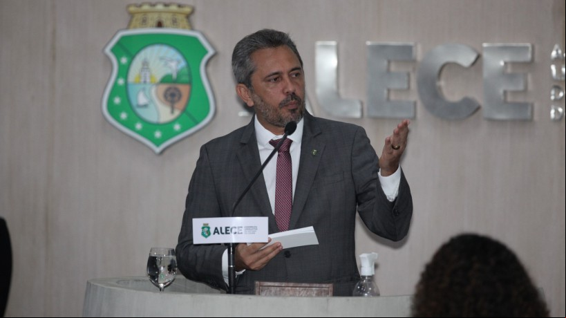 Governo Elmano de Freitas aguarda desfecho de crise no PDT para consolidar base
