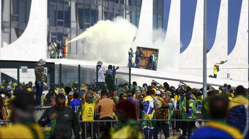 Manifestantes invadem Congresso, STF e Palácio do Planalto.
