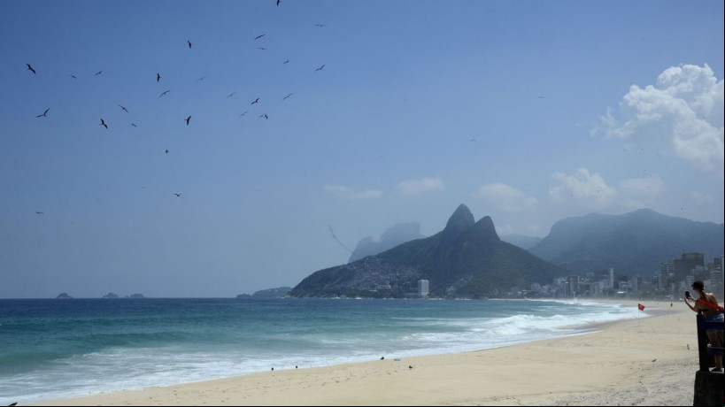Arpoador e praia de Ipanema, na zona sul da cidade. Rio fica com as praias vazias neste sábado(20), após decreto com restrições para evitar o avanço da Covid-19.
