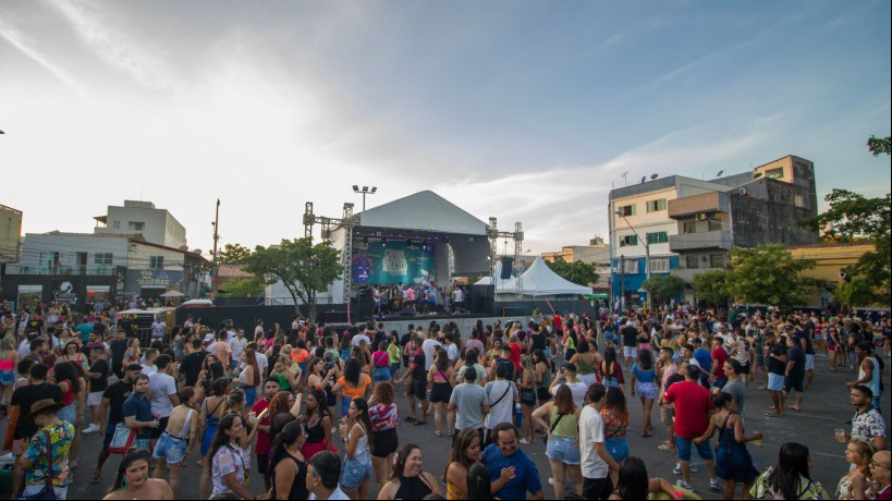 ￼Pré-Carnaval Mercado dos Pinhões atrai numeroso público que se diverte e aquece economia  