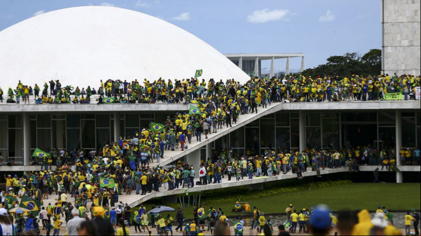 Manifestantes invadem Congresso, STF e Palácio do Planalto.