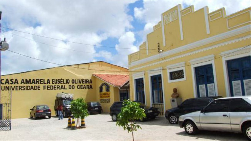 A Casa Amarela Eusélio de Oliveira fica localizada na Avenida da Universidade