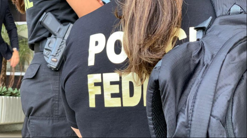 Operação da PF cumpre mandado de busca e apreensão no bairro Siqueira, em Fortaleza