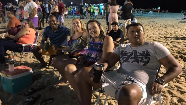 Geraldo Soares, 41, a esposa e um casal de amigos acomodaram-se na lateral do palco no polo do Aterrinho para curtir o show da cantora Roberta Campos