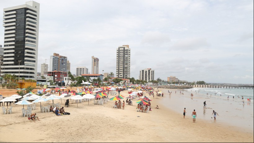 Movimentação na Praia de Iracema na manhã do terceiro dia de Carnaval 2023 em Fortaleza