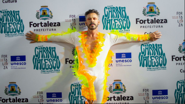 O cantor Almério foi a última atração da terceira noite de Carnaval no Aterrinho da Praia de Iracema