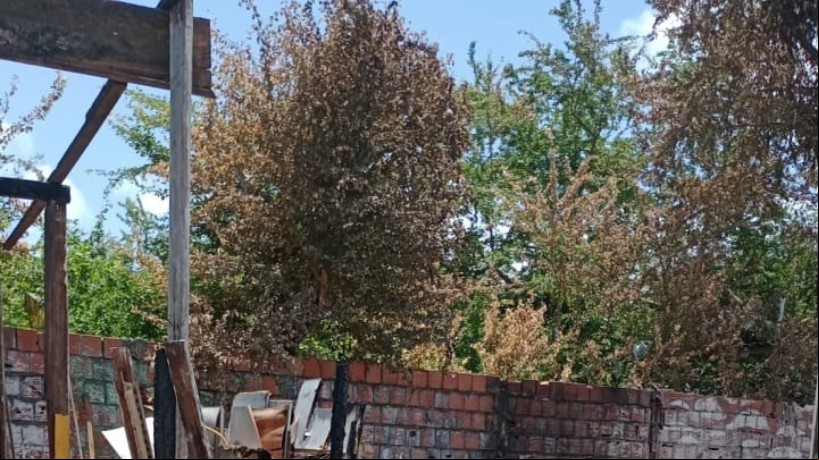 Restos dos barracos após o incêndio