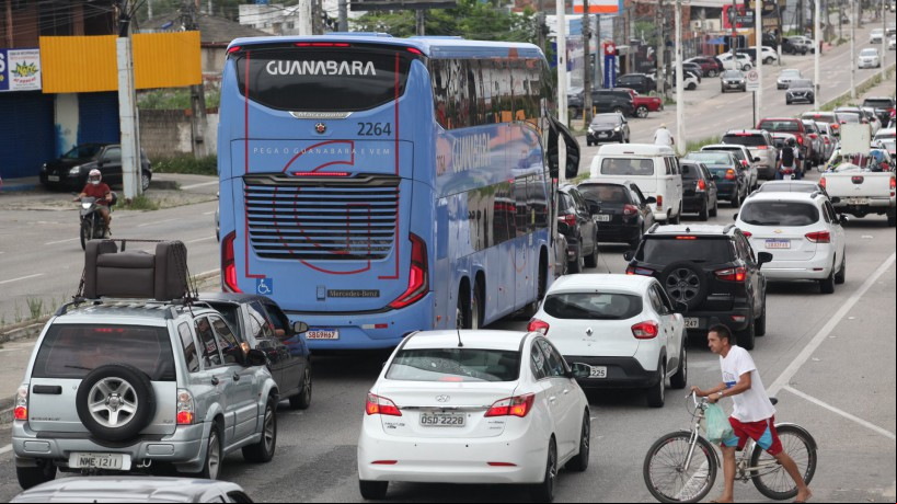 Movimentação de retorno do Carnaval pela CE-040 na manhã desta Quarta-feira de Cinzas