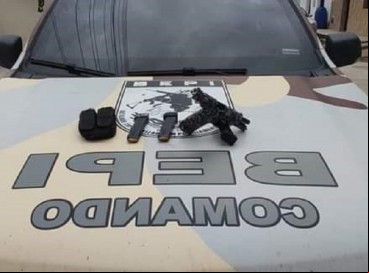 Uma pistola 9mm foi apreendida com Francisco Wanderson Lopes de Souza 
