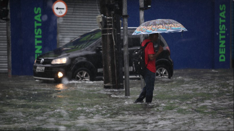 Chuva alaga ruas do Centro de Fortaleza
