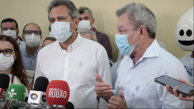 Prefeito de Fortaleza, José Sarto, e, governador Elmano de Freitas participaram de coletiva no início da aplicação da vacina bivalente 