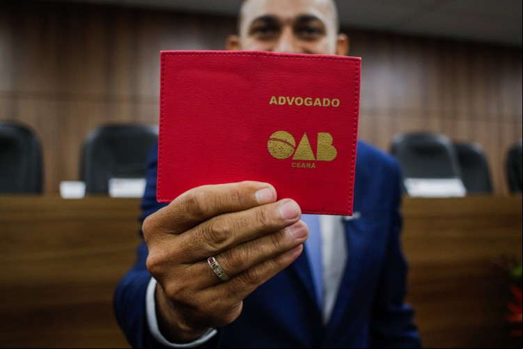 Para retirar o sanduíche a pessoa deve apresentar a carteira da OAB no Drive Thru dos estabelecimentos participantes