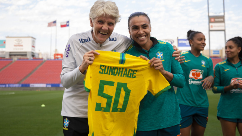 Técnica Pia Sundhage recebe camisa de Marta em homenagem pelos 50 jogos na seleção brasileira feminina