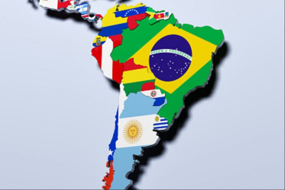 A América do Sul é um dos três subcontinentes que formam a América. Constituída por 12 países, ela apresenta ampla diversidade em termos físicos e humanos A América do Sul é um dos três subcontinentes que formam a América. Constituída por 12 países, ela apresenta ampla diversidade em termos físicos e humanos