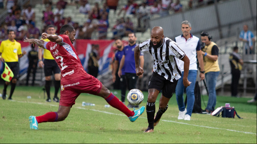 Lateral-direito Tinga e meia Chay disputam lance no Clássico-Rei Ceará x Fortaleza, na Arena Castelão, pela Copa do Nordeste 2023