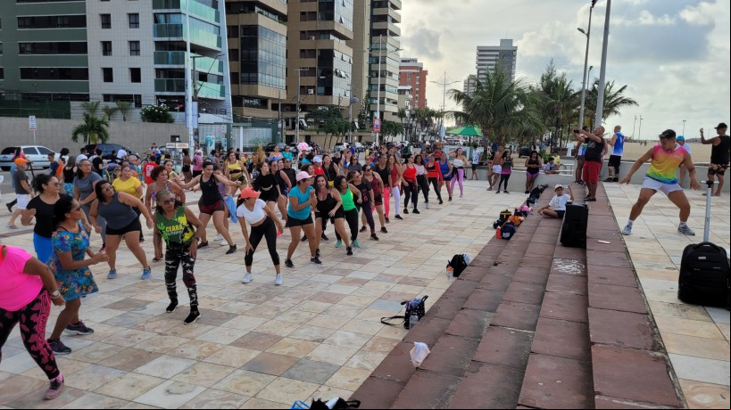  Aulão de dança une pessoas de diferentes idades