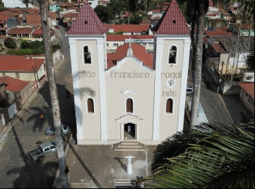 Alimentos, roupas e órios de higiene podem ser doados na paróquia  