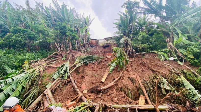 Deslizamento de terra deixa três pessoas mortas em Aratuba
